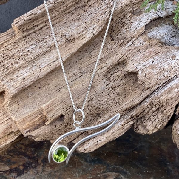 peridot pendant - Argentium silver double vine - Image 2