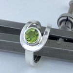 peridot ring - size 10.5 - Argentium silver buttonhole band - 1.8 carat - Image 2