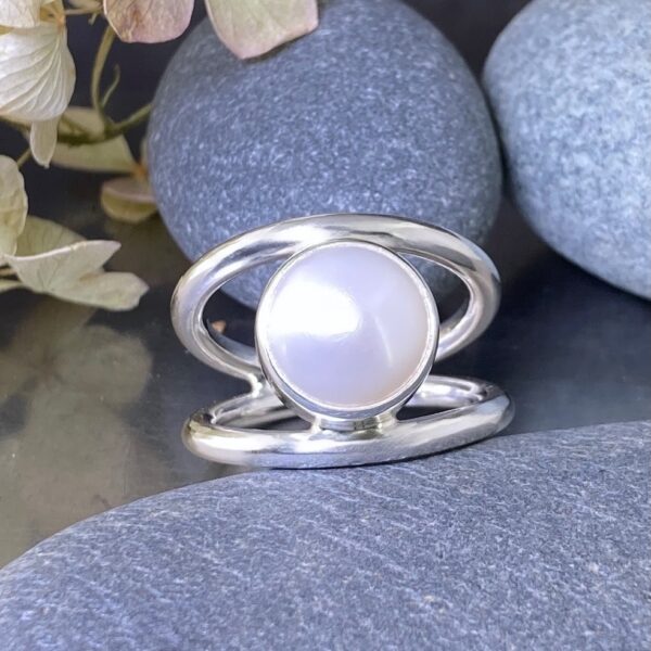 pearl ring - size 9.25 - Argentium round double-band - 5 carat - Image 4