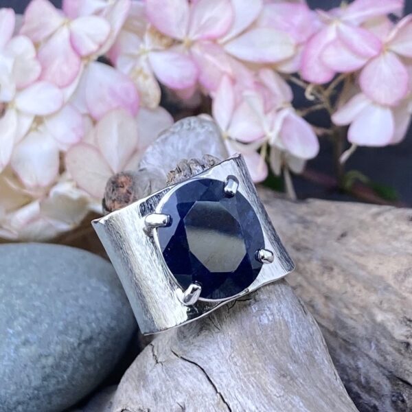 sapphire ring - size 9 - Argentium wide band - 10.5 carat - Image 3